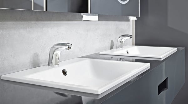 La mayoría de los grifos de lavabo sin contacto de HANSA se pueden controlar a través de una aplicación, lo que facilita la configuración de la descarga automática a intervalos establecidos.