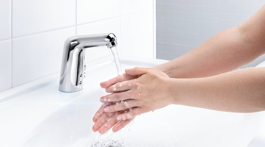 Door een slim opvolgsysteem te gebruiken, kunnen ziekenhuizen personeel en bezoekers via real-time feedback info geven over hun handwas-routine