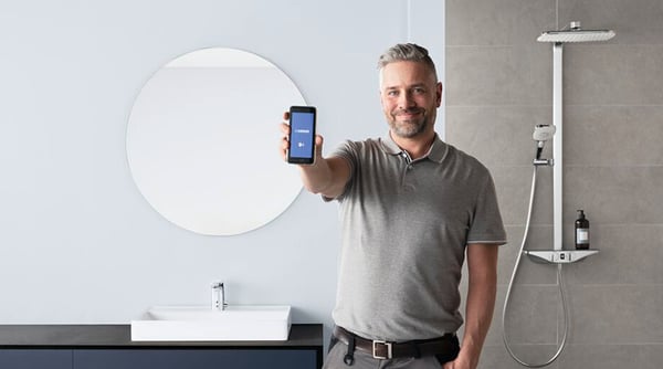 Avec HANSA Connect App, vous pouvez régler les paramètres du robinet sans contact sur place directement.  