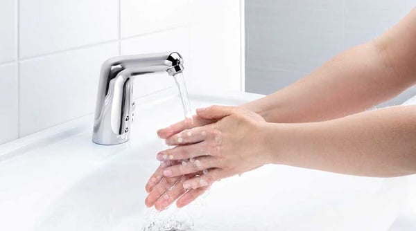 Los grifos sin contacto promueven claramente la higiene de manos en comparación con los grifos manuales.