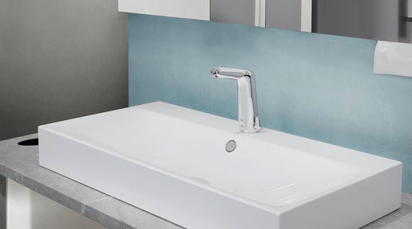 Un robinet sans contact peut être installé encore plus rapidement qu’un mélangeur traditionnel à levier unique. 