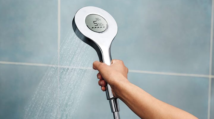 Investice do sprchové hlavice, která šetří vodu, vám může pomoci dosáhnout významného snížení spotřeby vody i energie. 