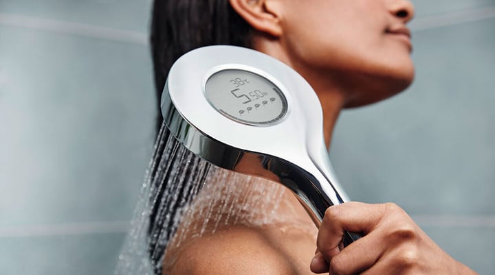 Telkens we een douche nemen, verbruiken we tot 80 liter water. De nieuwe digitale handdouche van HANSA helpt je om jouw douchegewoonten te veranderen. 