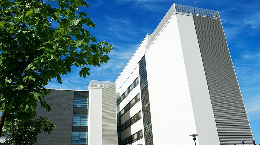 Los hospitales están considerando qué reformas pueden llevar a cabo actualmente para mejorar la seguridad de pacientes y del personal.