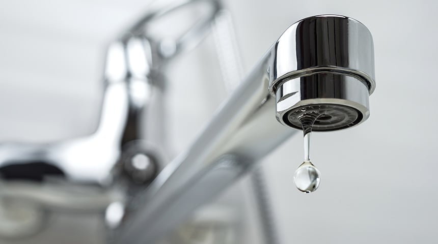 Le robinet fuit - faut-il le réparer ou en acheter un nouveau ? 