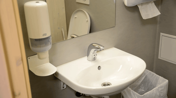 Robinet sans contact HANSAELECTRA dans l’une des toilettes de l’école