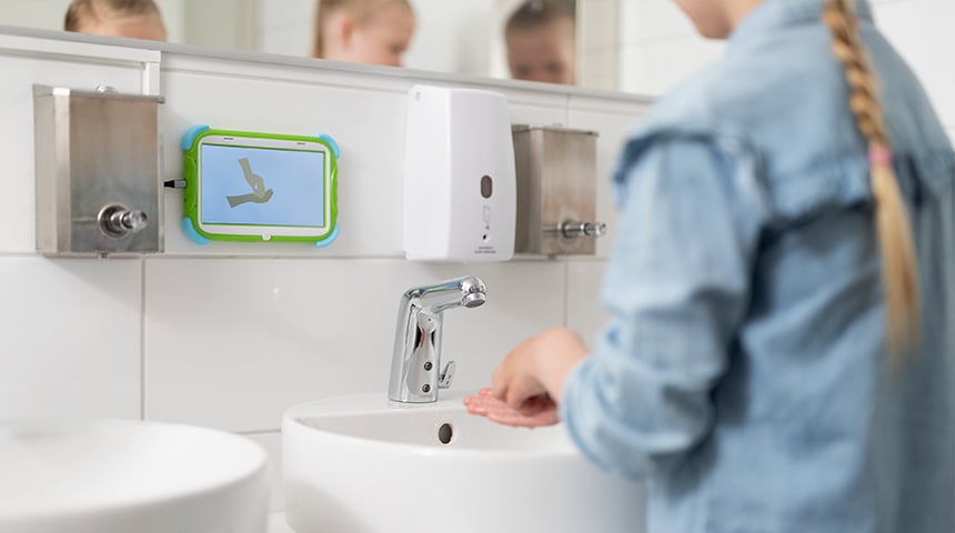 Le dispositif mesure le temps de lavage et de savonnage et guide les enfants dans leur routine de lavage des mains par le biais d'animations ludiques.