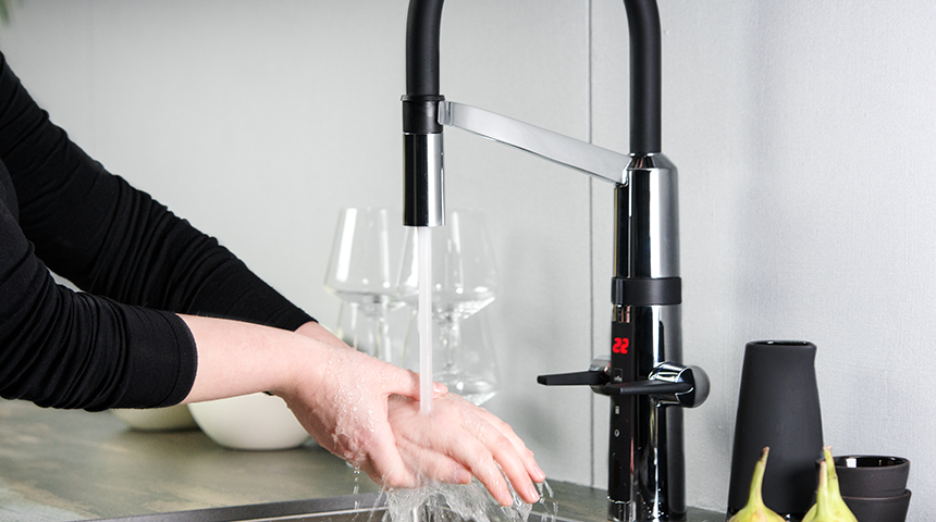 Le robinet de cuisine hybride HANSAFIT possède deux leviers, l’un pour l’eau chaude et l’autre pour l’eau froide.  Lorsque vous utilisez la fonction sans contact, la température de l’eau peut être préréglée à une température adaptée au lavage des mains.  