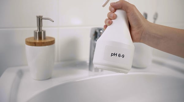 Gebruik een mild schoonmaakmiddel (ph 6-9) om uw kraan te reinigen.