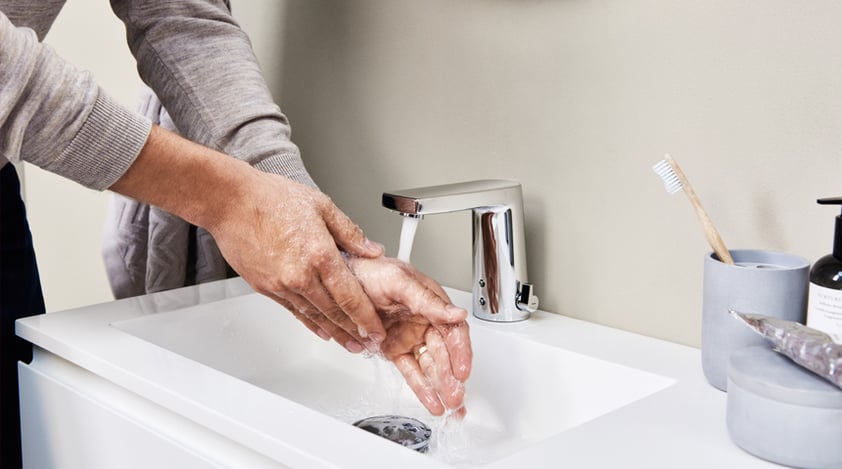 L'eau s'écoule automatiquement dès que l'utilisateur approche ses mains d'une robinetterie sans contact HANSALOFT. Dans cette situation aussi, le capteur identifie de façon fiable la position des mains.