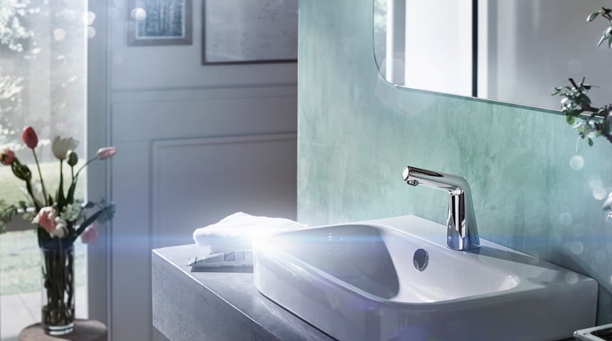 Moderne Intelligenz: Die elegant geformte berührungslose Variante der HANSADESIGNO STYLE kombiniert wassersparende Technologie mit Bluetooth®-Fähigkeit. Foto: Hansa Armaturen Gm