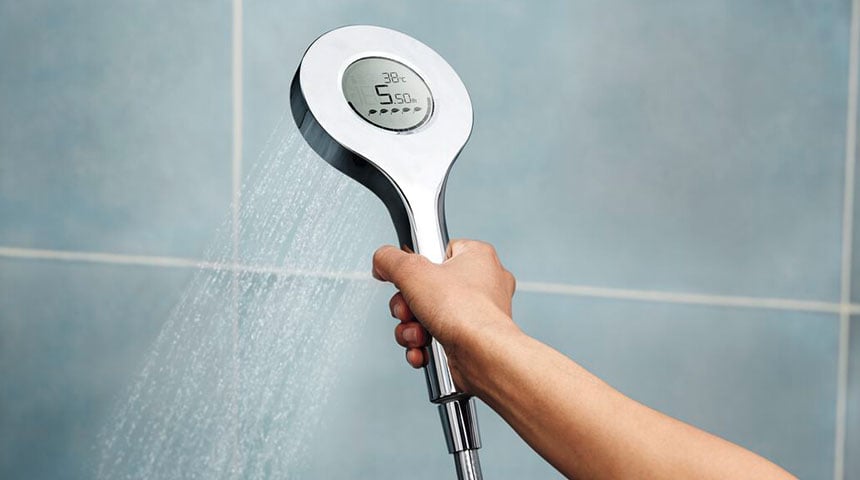 Die digitale Handbrause hilft dem Nutzer, Wasser und Energie zu sparen, indem sie die Duschgewohnheiten in Echtzeit anzeigt. 