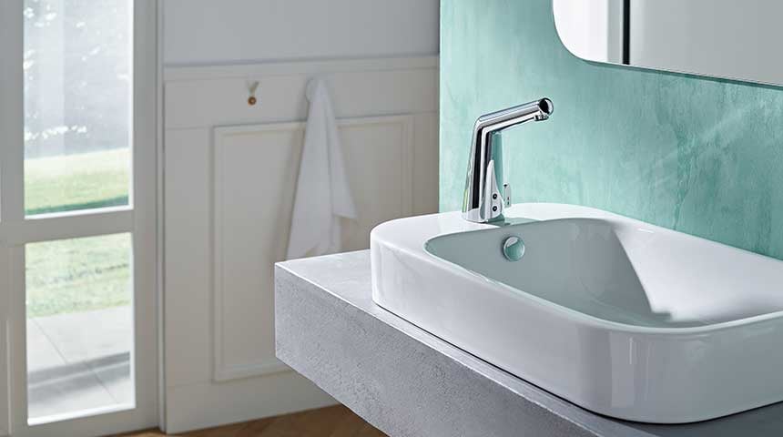    An eye-catcher at the private washstand: the touch-free HANSADESIGNO STYLE