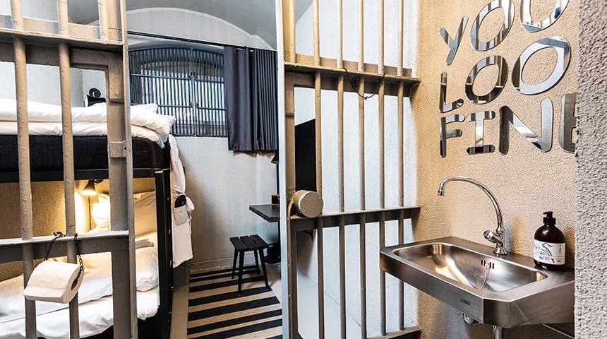 Hotel nabízí speciální ‚cely‘, které jsou navrženy tak, aby hrály na bývalý život budovy jako vězení.