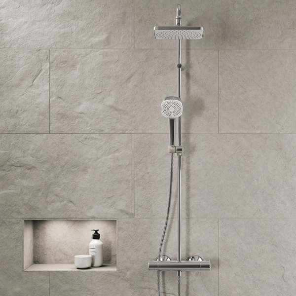 Modern, zeitlos, elegant – so präsentiert sich die HansaMicra STYLE. Geometrische Formen und schlanke Proportionen prägen das soft-kubische Design, das sich harmonisch in die Badgestaltung einfügt.