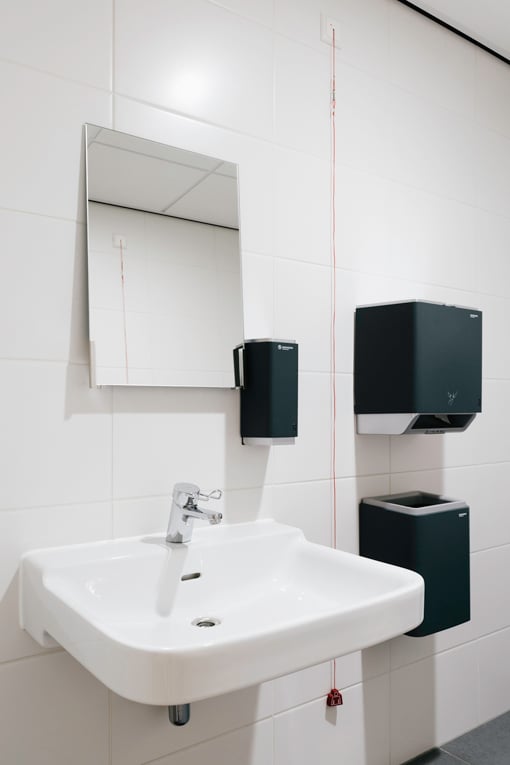 Die Waschtischarmatur HANSACLINICA  mit ergonomisch gestaltetem Objektbügelhebel bietet maximalen Nutzungskomfort.