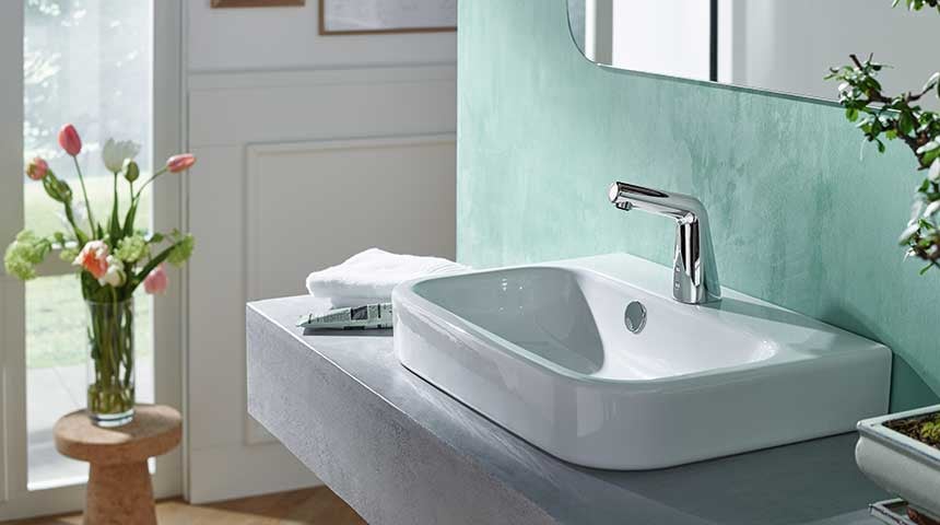 Les robinets sans contact permettent d’économiser jusqu’à 50 % de la consommation d’eau par rapport aux robinets à levier traditionnels. Sur la photo : robinet sans contact HANSADESIGNO 