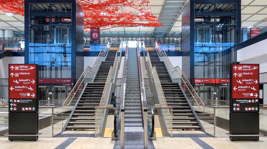 Touchless smart kranen met automatische spoeling landen op de nieuwe luchthaven van Berlijn